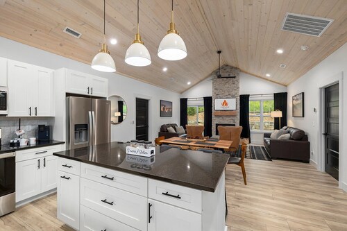 Fireside Retreat 🌲 Fire Pit  🔥  Hot Tub 💦  Lake Taneycomo Access