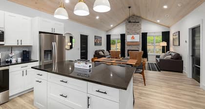 Fireside Retreat 🌲 Fire Pit 🔥 Hot Tub 💦 Lake Taneycomo Access