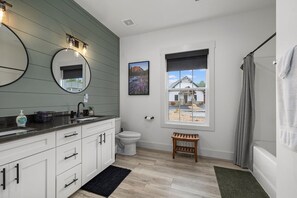 Combined shower/tub, hair dryer, towels