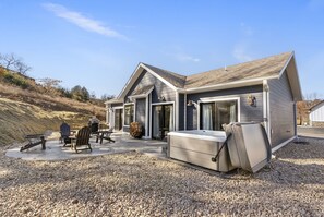 Outdoor dining - Misty River Retreat🌲 Fire Pit  🔥  Hot Tub 💦 Lake Taneycomo Access (Hollister)