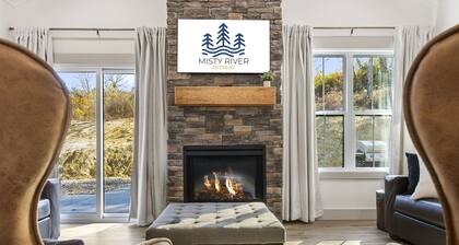 Misty River Retreat🌲 Fire Pit 🔥 Hot Tub 💦 Lake Taneycomo Access