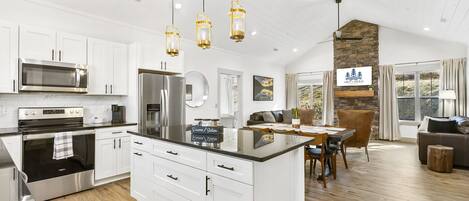 Jääkaappi, mikroaaltouuni, uuni, liesi