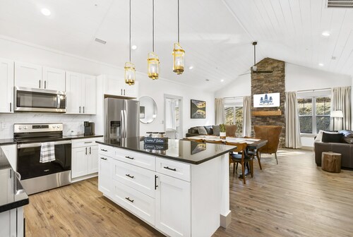 Misty River Retreat🌲 Fire Pit  🔥  Hot Tub 💦 Lake Taneycomo Access