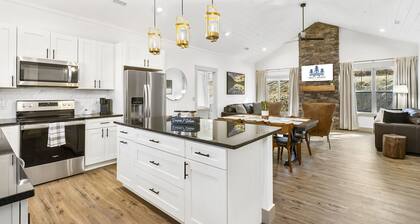 Misty River Retreat🌲 Fire Pit 🔥 Hot Tub 💦 Lake Taneycomo Access