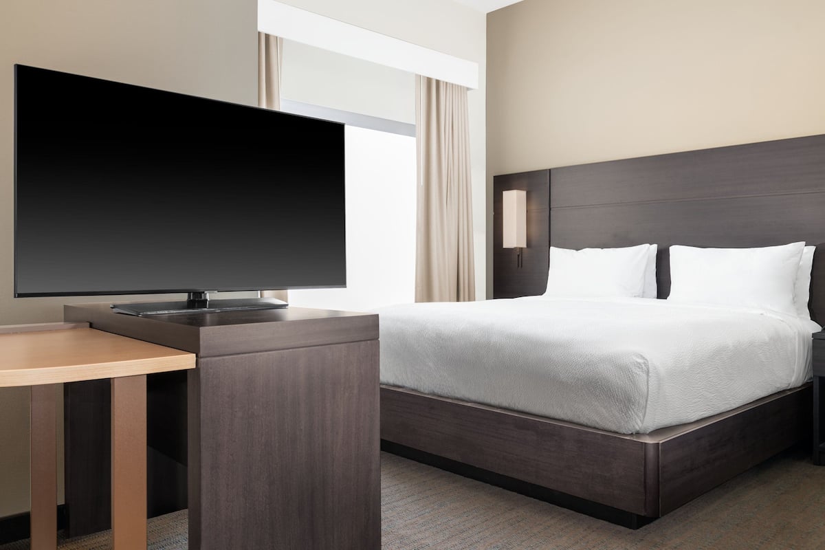 Escritorio, espacio para trabajar con laptop y cortinas blackout