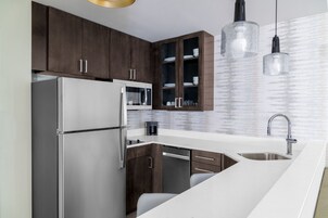Refrigerador con freezer, microondas, lavavajillas, cafetera/tetera
