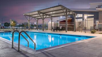 Een seizoensgebonden buitenzwembad