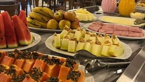 A buffet with various fruits and beverages. - Hotel Monte Libano (Florianópolis)