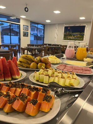 Se ofrece un desayuno bufé (30 BRL por persona)