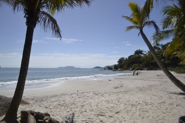 Ubicación cercana a la playa y arena blanca