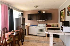 Superior Studio | Living area | 50-inch Smart TV with digital channels, Netflix, pay films - Papaya Dreams (San Juan)