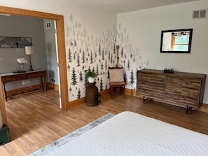 Signature Suite, 1 King Bed with Sofa bed, Garden View | Individually furnished, blackout drapes, iron/ironing board, free WiFi - The Inn at Woodsong Acres (Kingsville)