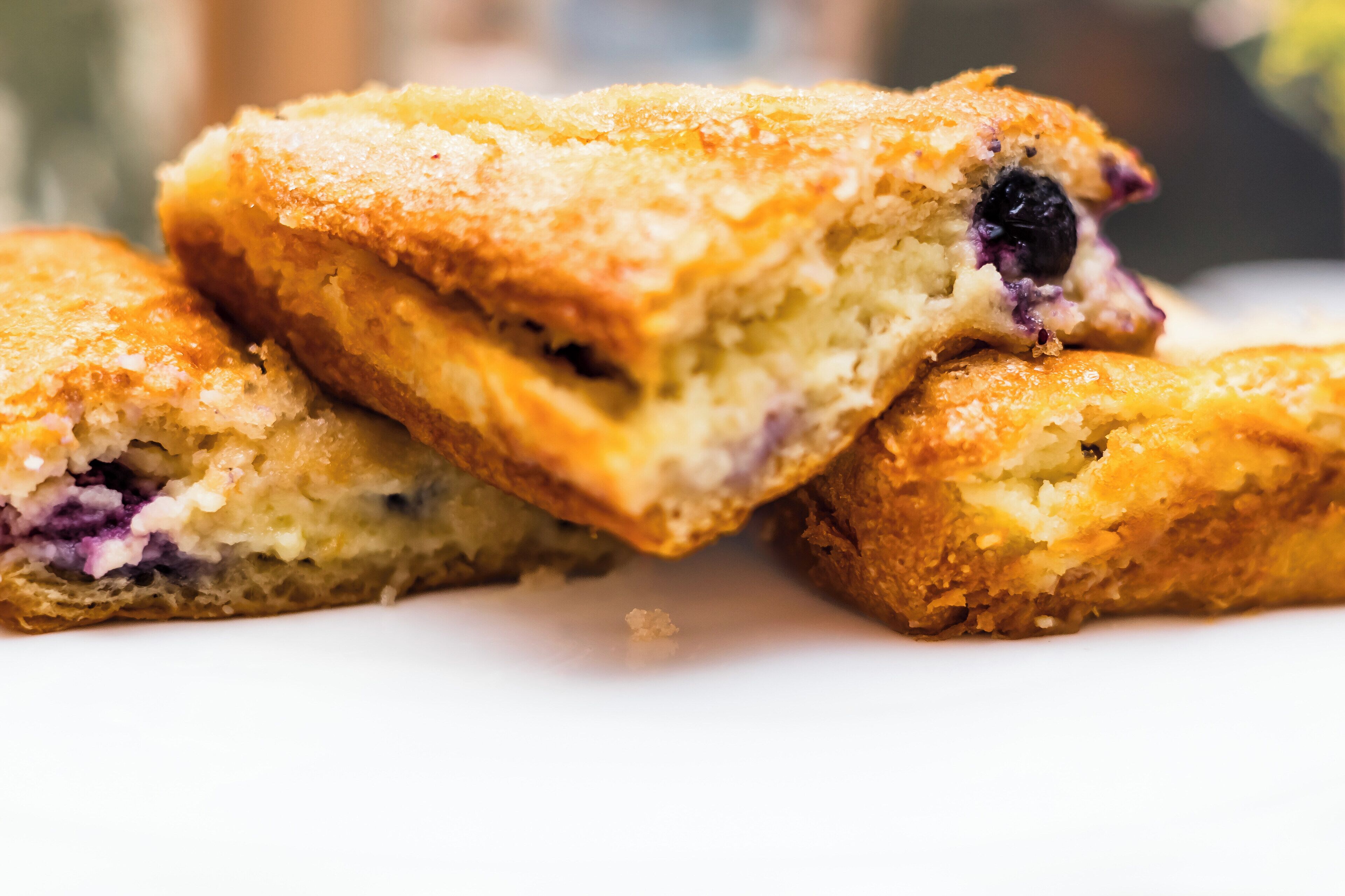 Primer plano de un pastel con trozos de fruta visibles, probablemente un postre o repostería.