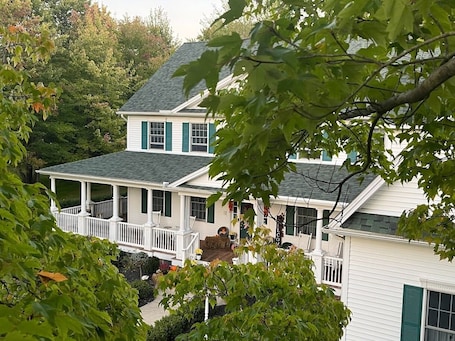 Exterior. The Inn at Woodsong Acres