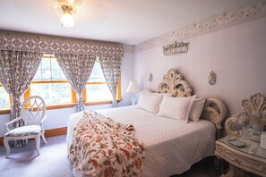 Signature Room | Individually furnished, blackout drapes, iron/ironing board, free WiFi - The Inn at Woodsong Acres (Kingsville)