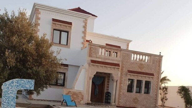 A modern two-story house with a swimming pool in front. - Villa Romantique Avec Piscine à 5 min de la Plage (Djerba Midun)