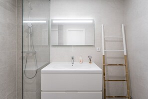 Douche, sèche-cheveux, serviettes fournies, savon