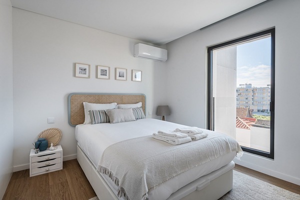 1 habitación, escritorio, tabla de planchar con plancha y internet