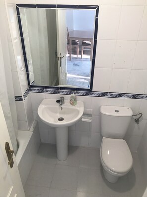 Bidet, Handtücher, Seife, Shampoo