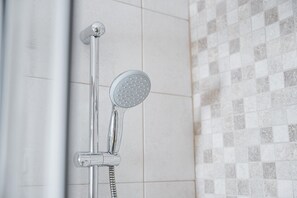 Doccia, asciugacapelli, asciugamani, sapone