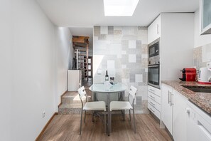 Geladeira, micro-ondas, fogão, lava-louças