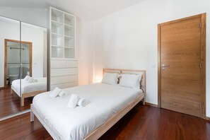 3 quartos, escrivaninha, ferros/tábuas de passar roupa