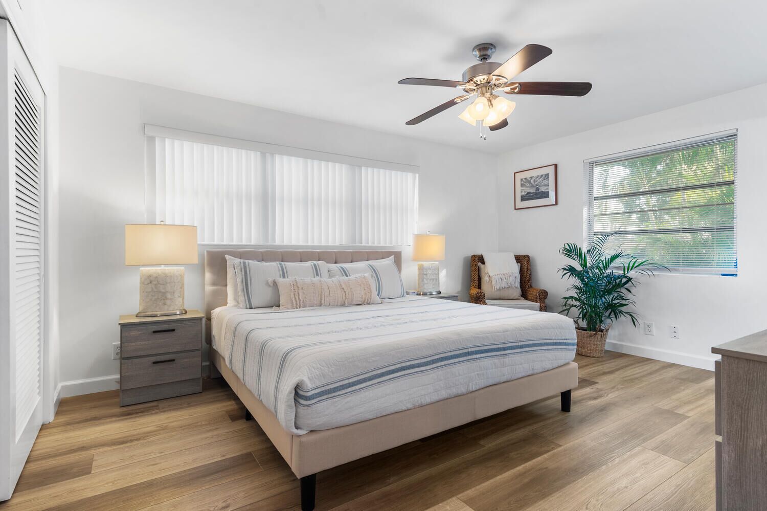 3 slaapkamers, een bureau, een strijkplank/strijkijzer, reisbedje