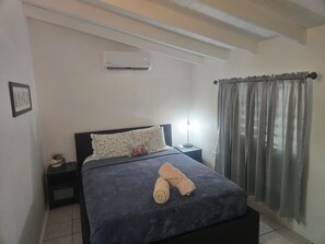 1 bedroom, bed sheets - HighTide Guesthouse (La Parguera)
