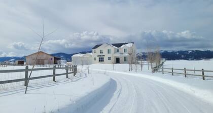 Spring *Special* White Farmhouse ⁓ Come play,snow.