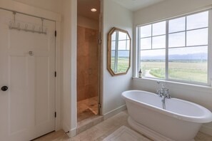Bañera con ducha, toallas