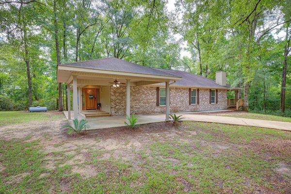Lucedale Vacation Rental | 3BR | 3BA | 2 Steps to Enter | 2,850 Sq Ft