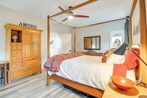 3 bedrooms, desk, iron/ironing board, internet