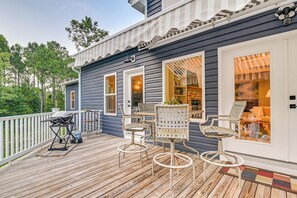 Outdoor dining - Expansive Georgetown Home w/ Decks & Fire Pit! (Georgetown)