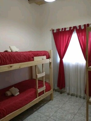 Casa rural tradicional, diversos llits, accessible, vistes al complex turístic | 2 dormitoris i wifi gratuïta 