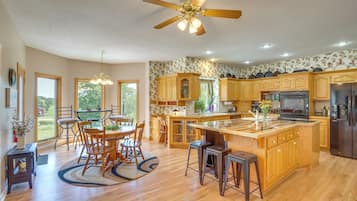 Coffee/tea maker, fridge, microwave, stovetop