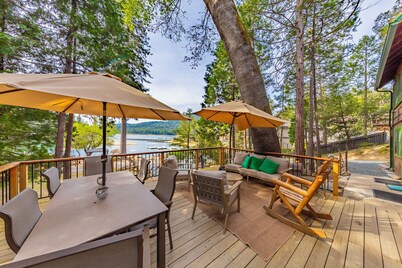 
Lakefront Retreat in Willow Cove w Private Beach • Spa • Star Dome • Cottage
