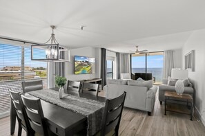 TV, DVD player - 🌅 Chambre #501 – Renovated Corner Unit with Gulf Front Views (Madeira Beach)