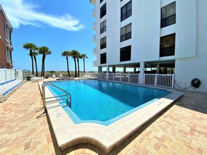 A heated pool - 🌅 Chambre #501 – Renovated Corner Unit with Gulf Front Views (Madeira Beach)