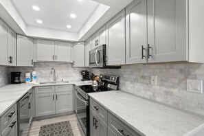 Fridge, microwave, oven, stovetop - 🌅 Chambre #501 – Renovated Corner Unit with Gulf Front Views (Madeira Beach)