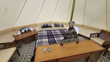 1 bedroom, bed sheets