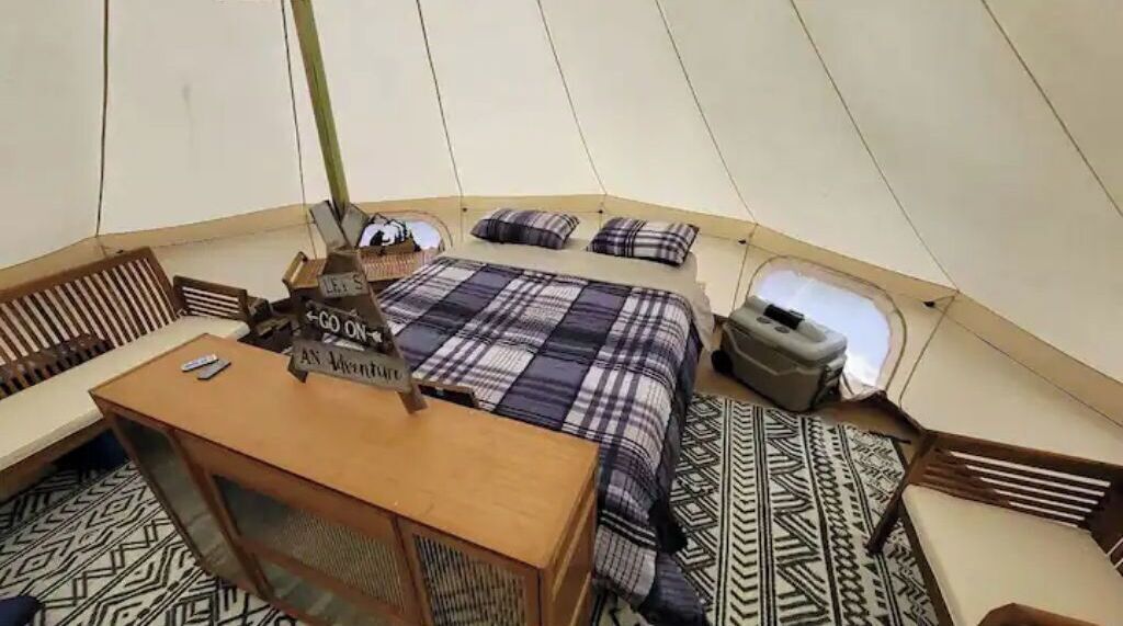 1 bedroom, bed sheets