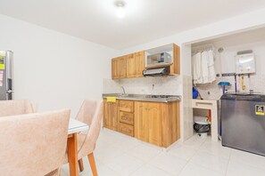Microwave, cookware/dishes/utensils - Apartamentos Flexitel 1005 (Medellín)
