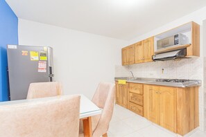 Microwave, cookware/dishes/utensils - Apartamentos Flexitel 1005 (Medellín)