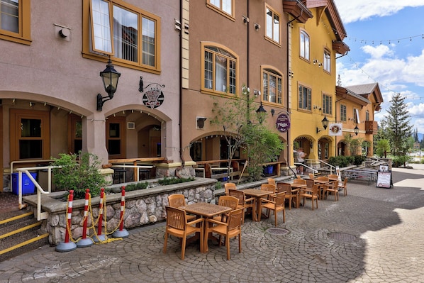 Outdoor dining - Hearthstone Lodge #309 (Sun Peaks)