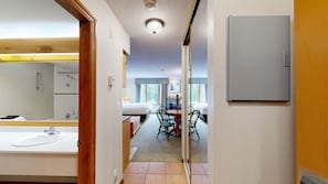 Iron/ironing board, WiFi, bed sheets, wheelchair access - Hearthstone Lodge #309 (Sun Peaks)