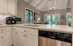 Fridge, microwave, oven, stovetop - Villa on 9 - Fireside Sips, Golf Views & Exclusive Extras in Big Canoe (Jasper)