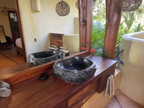 Suihku, hiustenkuivaaja, pyyhkeet, saippua