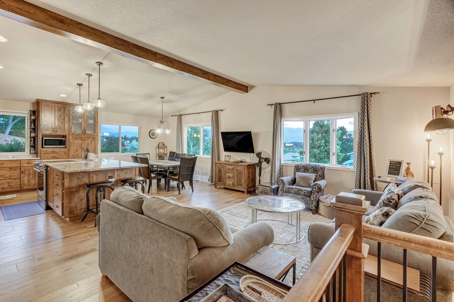 Fernseher, Kamin, DVD-Player, Tischfußball