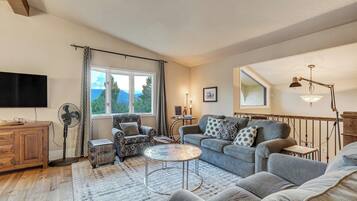 Fernseher, Kamin, DVD-Player, Tischfußball