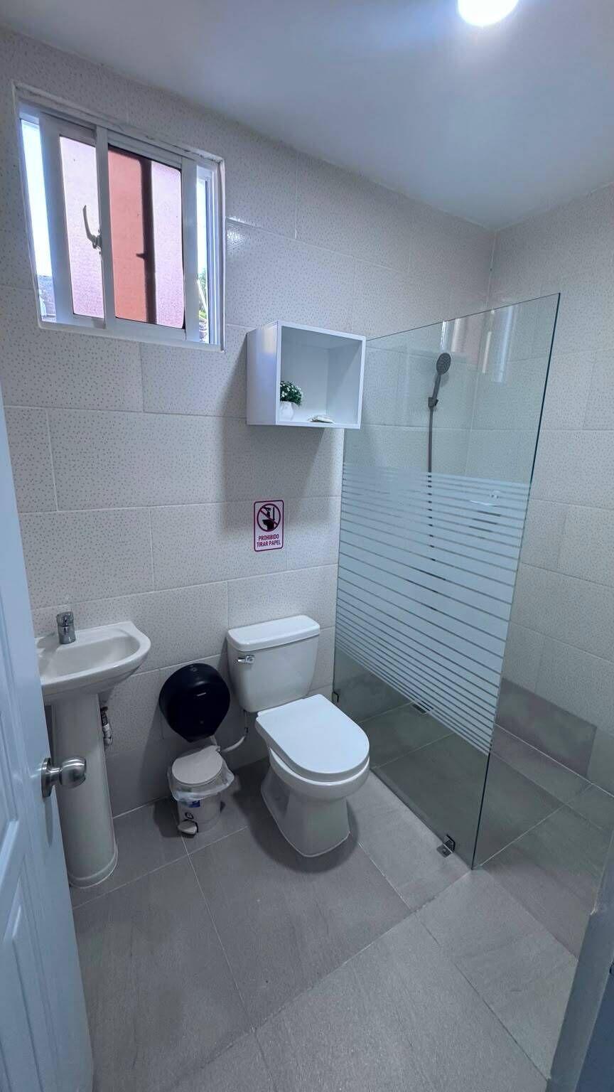 Douche, douche cascade, articles de toilette (gratuits)
